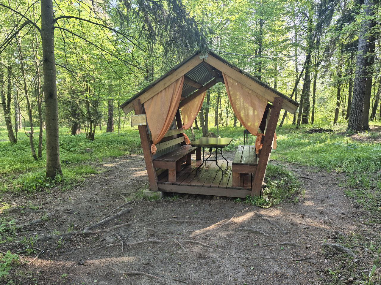 Зелёная поляна для футбола