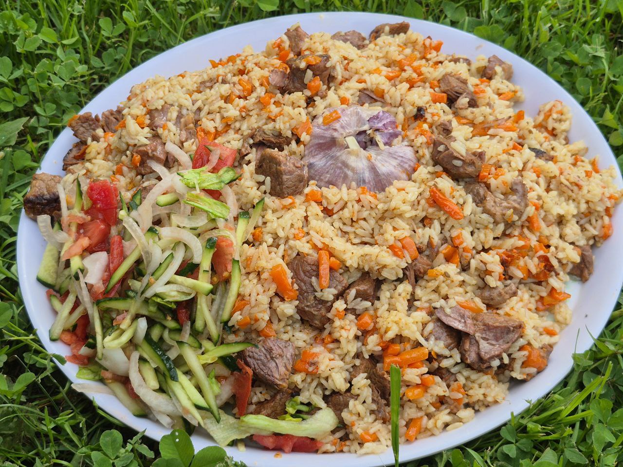 Плов с мясом, морковью и чесноком