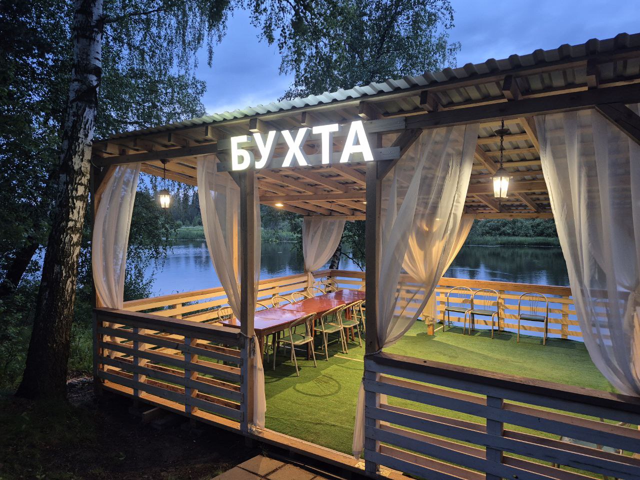 Беседка «Бухта» на берегу реки Скалба вечером